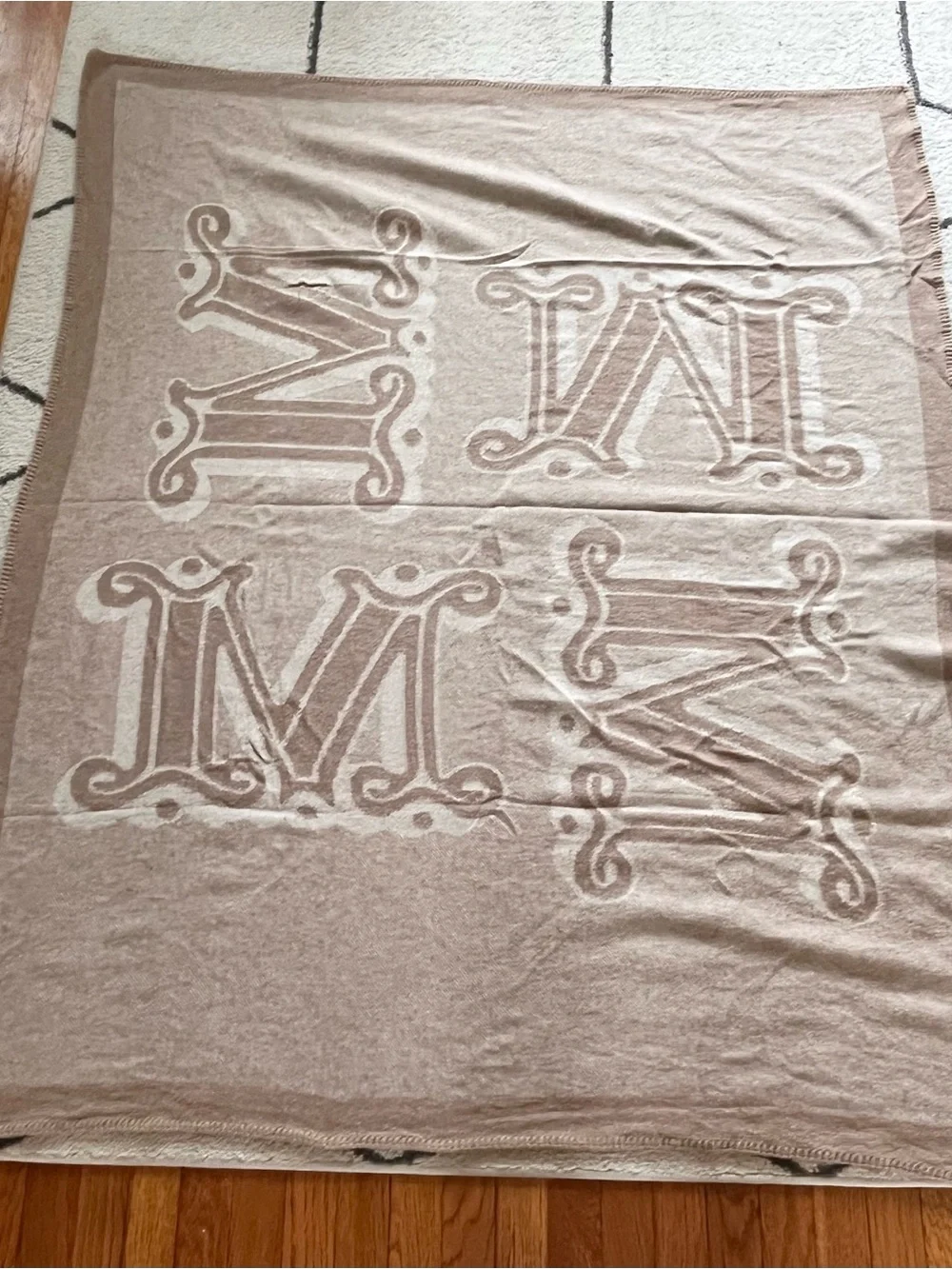 Max Mara Throw Blanket 50”x60” Beige and Cream Made in Italy Read* - Picture 4 of 7